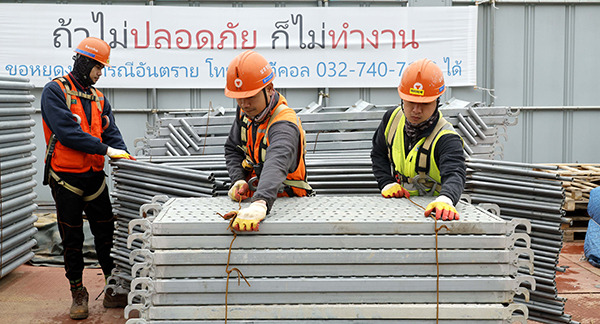 Foreign workers at a construction site [Photo by Kim Jae-hoon]