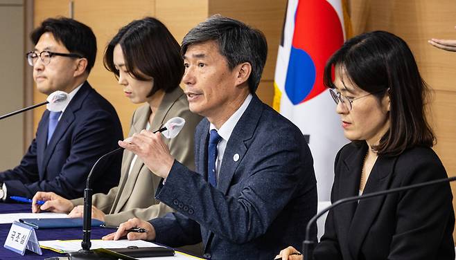 12일 정부서울청사에서 박구연 국무조정실 1차장이 후쿠시마 원전 오염수 전문가 현장 시찰단 관련 브리핑을 하고 있다.[사진출처 = 연합뉴스]