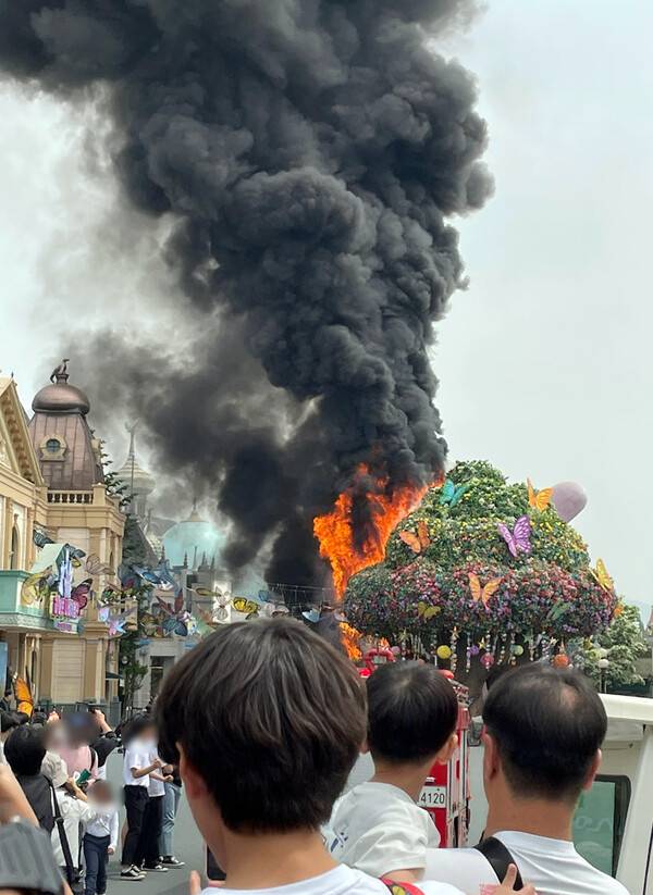 12일 오전 경기 용인시 에버랜드 정문 앞 광장에 설치된 높이 13ｍ의 조형물 매직트리에서 불이 나 연기가 치솟고 있다. [사진 = 연합뉴스]
