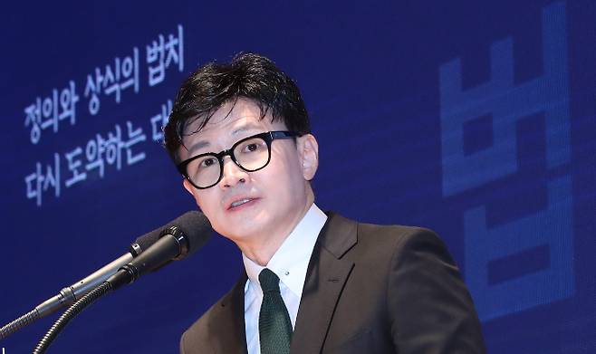 한동훈 법무부 장관이 시민단체 참여연대가 본인을 '정치 검사'로 한 것에 관해 "검사로 일하는 동안 진영을 가리지 않고 정치·경제권력 등 사회적 강자의 불법을 단죄하기 위해 부족하지만 최선을 다했다"고 밝혔다. 사진은 지난달 25일 서울 종로구 정부서울청사 별관에서 열린 60회 법의 날 기념식에서 기념사를 하는 한 장관. /사진=뉴스1