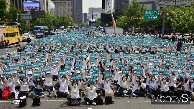 국제간호사의 날을 맞아 간호인력 2만5000여명이 모여 '간호법' 제정을 촉구했다. 사진은 12일 서울 종로구 동화면세점 앞에서 진행된 '2023 국제 간호사의 날 기념 축하 한마당·간호법 집회' 현장. /사진=임한별 기자