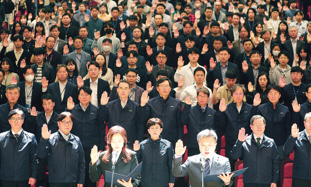 12일 오전 대구 동구 신서동 한국가스공사에서 열린 ‘경영위기 극복을 위한 전 직원 비상 결의대회’에서 최연혜(가운데) 사장을 비롯한 임직원들이 결의문 낭독을 하고 있다. [연합]