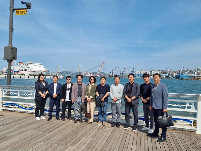 12일 부산항만공사 관계자가 수도권 물류기업 임원·실무진들과 함께 부산항 일대를 견학하고 있다. [사진=부산항만공사]