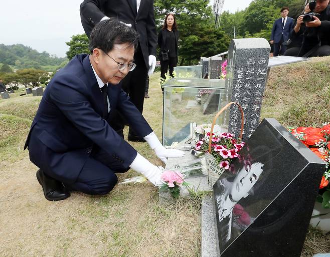 김동연 경기지사가 12일 오전 광주시립묘지 민족민주열사묘역(망월동 5·18 구묘역)에서 이한열 열사를 참배하고 있다. [연합]