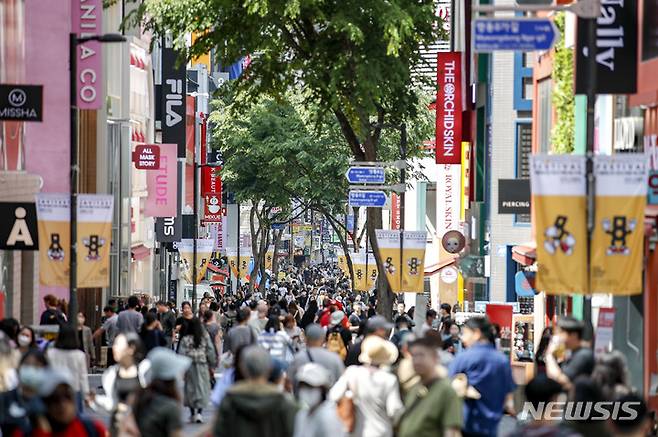 [서울=뉴시스] 정병혁 기자 = 3일 오후 서울 중구 명동거리가 관광객과 시민들로 가득 차 있다. 2023.05.03. jhope@newsis.com