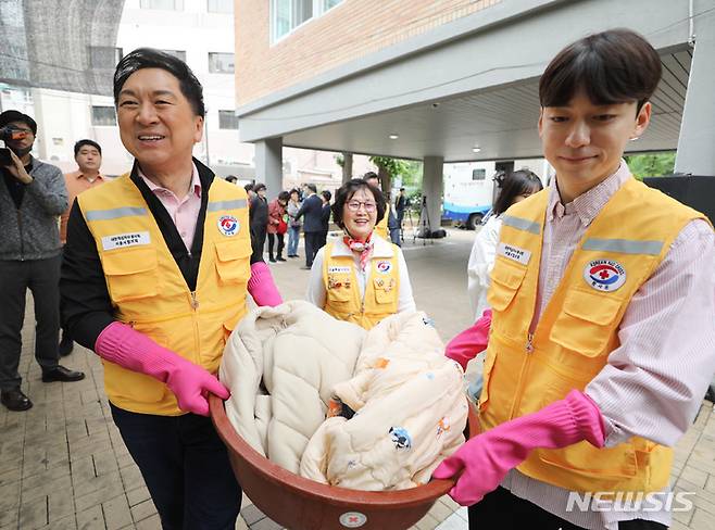 [서울=뉴시스] 김진아 기자 = 김기현 국민의힘 대표가 12일 오전 서울 성동구 아동 복지시설인 '이든 아이빌'을 찾아 봄맞이 빨래 봉사 활동을 하고 있다. 2023.05.12. bluesoda@newsis.com