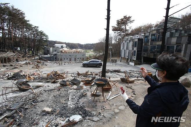 [강릉=뉴시스] 김경목 기자 = 지난달 28일 펜션을 잃은 주민이 산불 당시 상황을 설명하고 있다. 2023.04.28. photo31@newsis.com