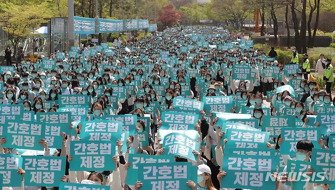 [서울=뉴시스] 김금보 기자 = 간호법 제정안 국회 본회의 상정을 하루 앞둔 12일 오후 간호법제정촉구 범국민운동본부 주최 집회에 참여한 간호사들이 서울 여의도 국회의사당 앞에서 열린 '간호법 국회 통과 촉구 수요한마당'에서 손피켓을 들고 있다. 2023.04.12. kgb@newsis.com