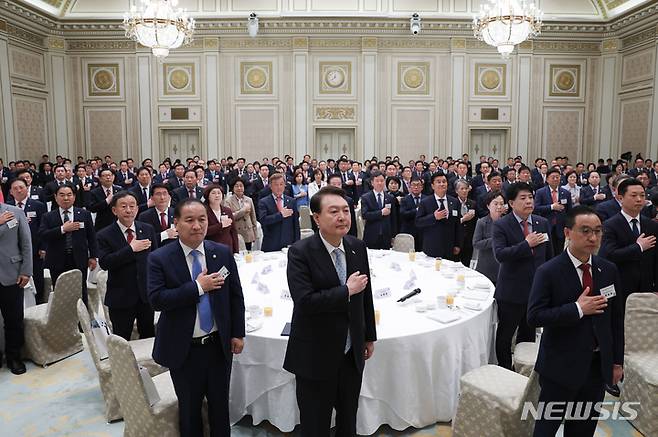 [서울=뉴시스] 윤석열 대통령이 12일 청와대 영빈관에서 열린 시군자치구의회의장 오찬 간담회에서 국기에 경례하고 있다. (사진=대통령실 제공) 2023.05.12. photo@newsis.com