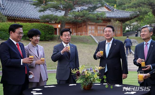 [서울=뉴시스] 홍효식 기자 = 윤석열 대통령이 12일 청와대 상춘재에서 열린 국회의장단 초청 만찬에 앞서 녹지원에서 차담회를 하고 있다. 왼쪽부터 정우택, 김영주 국회부의장, 김진표 국회의장, 윤 대통령, 조태용 국가안보실장. 2023.05.12. yesphoto@newsis.com