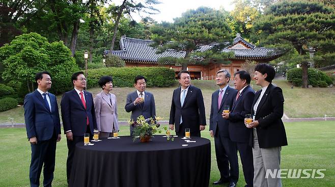 [서울=뉴시스] 홍효식 기자 = 윤석열 대통령이 12일 청와대 상춘재에서 열린 국회의장단 초청 만찬에 앞서 녹지원에서 차담회를 하고 있다. 왼쪽부터 이광재 국회 사무총장, 정우택, 김영주 국회부의장, 김진표 국회의장, 윤 대통령, 조태용 국가안보실장, 이진복 정무수석, 김은혜 홍보수석. 2023.05.12. yesphoto@newsis.com