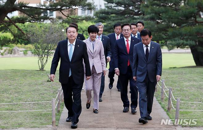 [서울=뉴시스] 홍효식 기자 = 윤석열 대통령과 김진표 국회의장 등이 12일 국회의장단 초청 만찬을 하기 위해 청와대 상춘재로 이동하고 있다. 왼쪽부터 윤 대통령, 김주영, 정우택 국회부의장, 김진표 국회의장. 2023.05.12. yesphoto@newsis.com