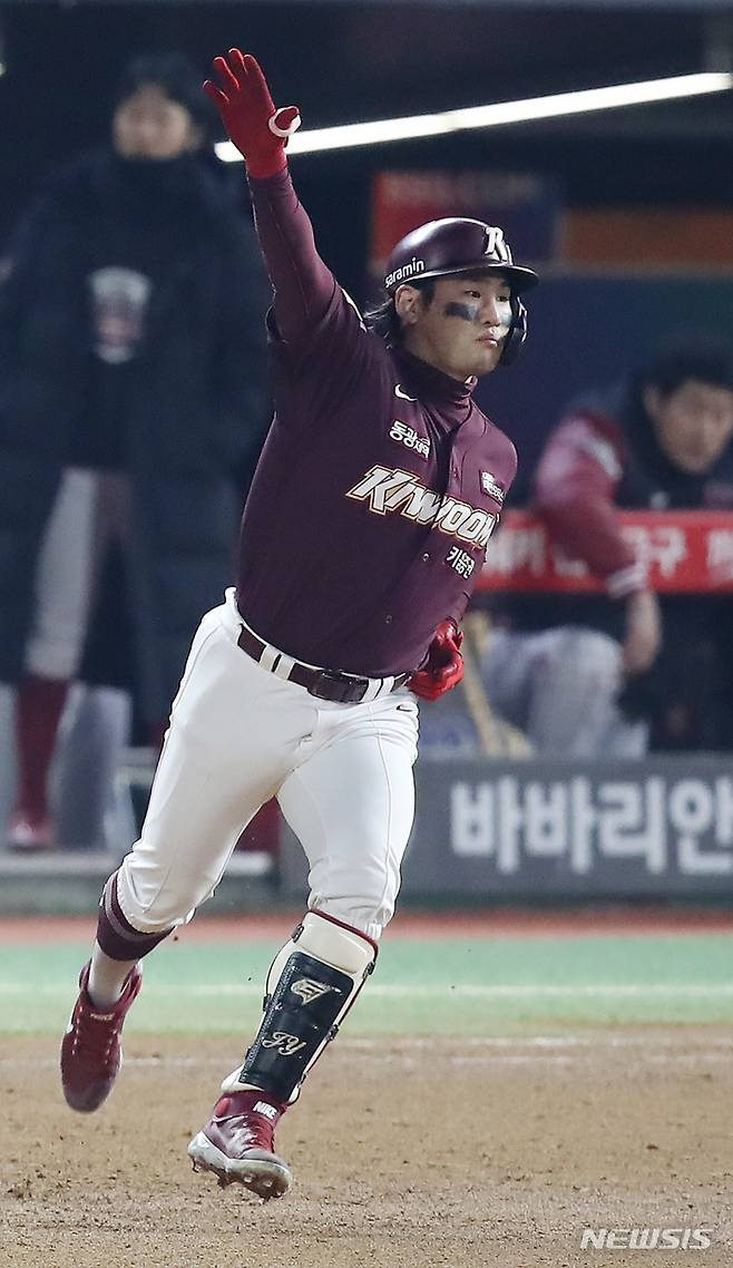 [인천=뉴시스] 조수정 기자 = 8일 인천 SSG랜더스필드에서 열린 2022 KBO 한국시리즈 6차전 키움 히어로즈와 SSG 랜더스의 경기, 3회초 무사 1루 키움 임지열이 2점홈런을 날린 뒤 그라운드를 돌고 있다. 2022.11.08. chocrystal@newsis.com