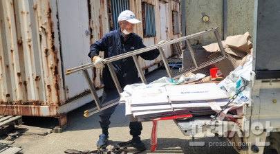 ▲72세인 김천수 씨는 폐지와 고철을 주워 판 돈으로 노인과 장애인들을 도와왔다. ⓒ프레시안(장찬우 기자)