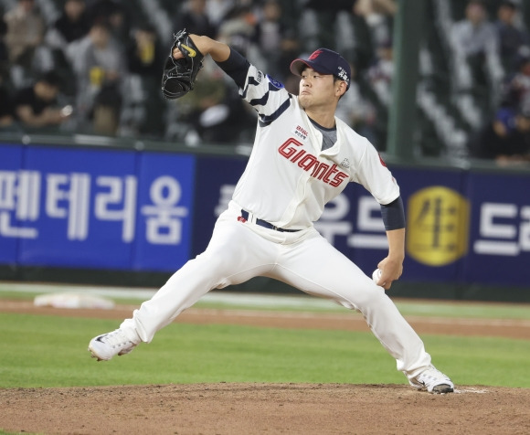 6회초 롯데 김진욱이 투구하고 있다.