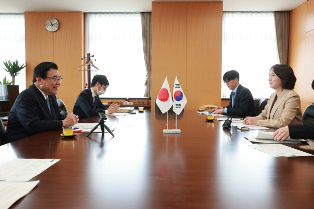 이영(오른쪽) 중소벤처기업부 장관이 12일 일본 도쿄 정부청사에서 고토 시게유키 일본 스타트업담당상과 면담하고 있다. 연합뉴스