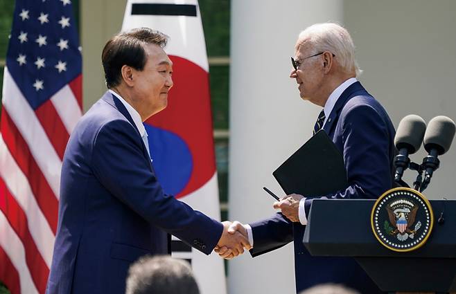 윤석열 대통령과 조 바이든 미국 대통령이 4월26일(현지시간) 미 백악관 로즈가든에서 열린 공동 기자회견에서 악수하고 있다. ⓒEPA 연합
