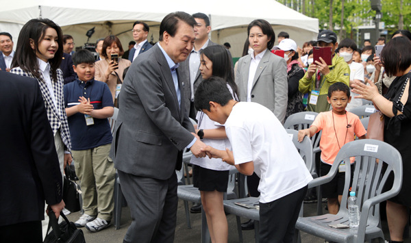 5월 4일 열린 용산어린이정원 개방 행사에서 윤석열 대통령과 한 어린이가 악수하고 있다. 대통령실통신사진기자단