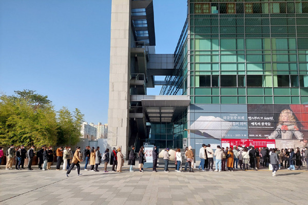 2022년 11월 26일 서울 용산구 국립중앙박물관 매표소 앞에 긴 줄이 늘어서 있다. 김찬호 기자