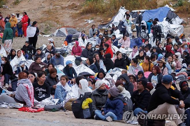 미국 샌디에이고 접경지대에서 대기 중인 중남미 이민자들 (샌디에이고 로이터=연합뉴스) 11일(현지시간) 미국 샌디에이고 인근 멕시코와의 국경 지대에 중남미 출신 이민자들이 미국 입국 신청을 위해 대기하고 있다. 2023.5.12