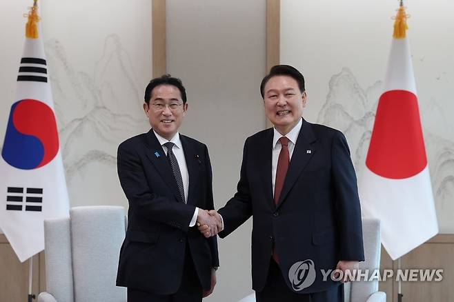 악수하는 한일 정상    윤석열 대통령과 기시다 후미오 일본 총리가 지난 7일 서울 용산 대통령실 청사에서 열린 한일 정상 소인수 회담에서 악수하고 있다. [대통령실 제공. 재판매 및 DB 금지]