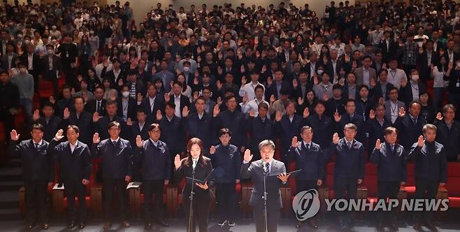 한국가스공사 전 직원 비상결의대회 (대구=연합뉴스) 윤관식 기자 = 12일 오전 대구 동구 신서동 한국가스공사에서 열린 '경영 위기 극복을 위한 전 직원 비상 결의대회'에서 최연혜 사장을 비롯한 임직원들이 결의문 낭독을 하고 있다. 2023.5.12 psik@yna.co.kr