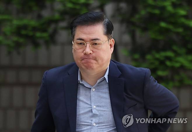 법정 향하는 유동규 (서울=연합뉴스) 이지은 기자 = 유동규 전 성남도시개발공사 기획본부장이 9일 오전 서울 서초구 서울중앙지법에서 열린 정진상 전 더불어민주당 당대표실 정무조정실장의 뇌물수수 혐의 관련 1심 속행 공판에 증인신문을 위해 법정으로 향하고 있다. 2023.5.9 jieunlee@yna.co.kr