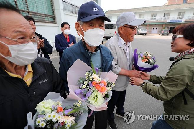 오랜 기다림 끝에 누리는 '무죄' 기쁨 (춘천=연합뉴스) 박영서 기자 = 간첩으로 몰려 억울한 옥살이를 했던 납북귀환 어부들이 50년의 기다림 끝에 12일 오후 춘천지법에서 열린 재심에서 마침내 무죄를 선고받은 뒤 기뻐하고 있다. 춘천지법 형사1부(심현근 부장판사)는 국가보안법 또는 반공법 위반 혐의로 처벌받았던 납북귀환 어부 32명 모두에게 무죄를 선고했다. 2023.5.12 conanys@yna.co.kr