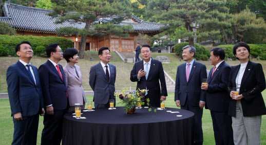 윤석열 대통령이 12일 청와대 상춘재에서 열린 국회의장단 초청 만찬에 앞서 녹지원에서 차담회를 하고 있다. (사진=뉴시스)