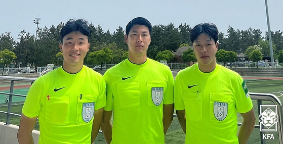 왼쪽부터 이승준, 심석우, 박진성 심판. 당시 응급조치를 위해 협동했다. 〈사진=대한축구협회 제공〉