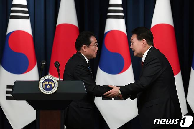 윤석열 대통령과 기시다 후미오 일본 총리가 지난 7일 용산 대통령실 청사에서 열린 공동 기자회견에서 악수하고 있다. (대통령실 제공) 2023.5.7/뉴스1 ⓒ News1 오대일 기자