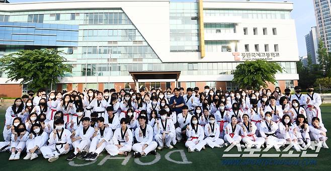 경기도 화성시 동탄국제고등학교 1학년 학생들이 아침 태권도 시간 단체사진을 �는 모습. 화성=박재만 기자pjm@sportschosun.com/2023.05.10/