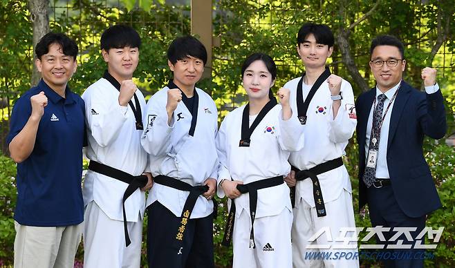 경기도 화성시 동탄국제고등학교 최윤호 체육부장, 김강인 태권도 사범, 곽현성 사범, 박민영 사범, 백승훈 사범, 조호민 경기도교육청 장학사(왼쪽부터)가 아침 태권도 후 파이팅을 외치고 있다. 화성=박재만 기자pjm@sportschosun.com/2023.05.10/