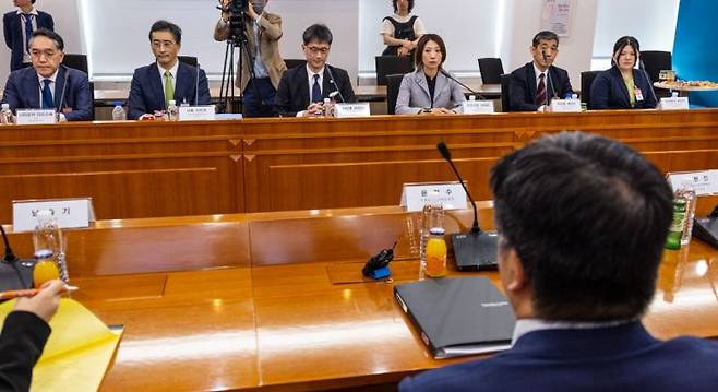 지난 12일 오후 서울 종로구 외교부에서 열린 후쿠시마 오염수 현장 시찰 한일 실무협의에서 우리측 윤현수 외교부 기후환경과학외교국장과 일본측 카이후 아츠시 군축불확산과장이 회담장에 입장해 회의 시작을 기다리고 있다. [이미지출처=연합뉴스]