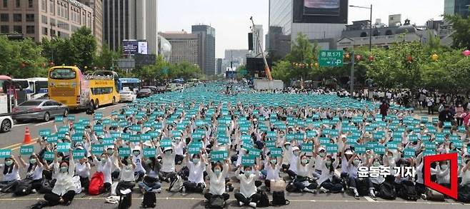 2023 국제간호사의 날을 맞은 12일 서울 종로구 세종대로에서 열린 기념 축하 한마당에 참석한 간호사들이 간호법 제정을 촉구하며 피켓을 들고 구호를 외치고 있다. 사진=윤동주 기자 doso7@