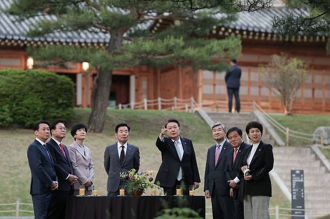 윤석열 대통령이 12일 청와대 상춘재에서 열린 국회의장단 초청 만찬에 앞서 녹지원에서 차담회를 하고 있다. 왼쪽부터 이광재 국회 사무총장, 정우택·김영주 국회부의장, 김진표 국회의장, 윤 대통령, 조태용 국가안보실장, 이진복 정무수석, 김은혜 홍보수석 ⓒ대통령실