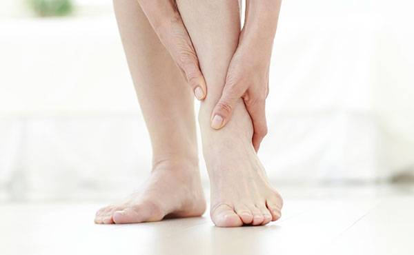 부주상골이 특히 튀어나오고 자주 발목이 아프다면 부주상골증후군일 수 있다. 이땐 방치했다간 후천성 평발로 이어질 수 있으므로 진료를 받아보는 것이 안전하다./사진=클립아트코리아