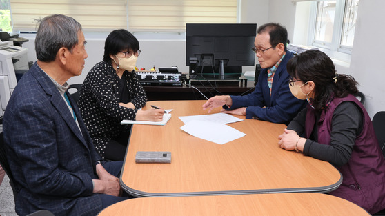 12일 경남 합천군 한국원폭피해자협회 2층사무실에서 심진태 한국원폭피해자협회 합천지부장, 유영희 한국원폭피해협회 사무국장, 정원술 한국원폭피해자협회장, 박미옥 과장(왼쪽부터)이 일본 히로시마 방문 관련 회의를 하고 있다. 송봉근 기자