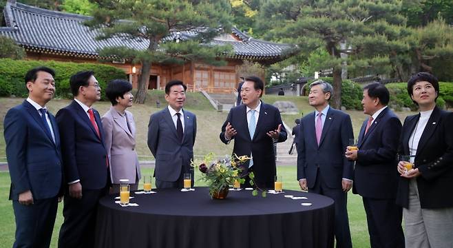 ▲12일 청와대 상춘재에서 국회의장단과 윤석열 대통령 사진 : 연합뉴스