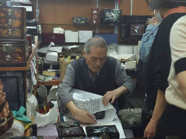 참빛공예 사장 노한근씨가 손님이 구매한 자개함을 포장하고 있다. 선예랑 인턴기자
