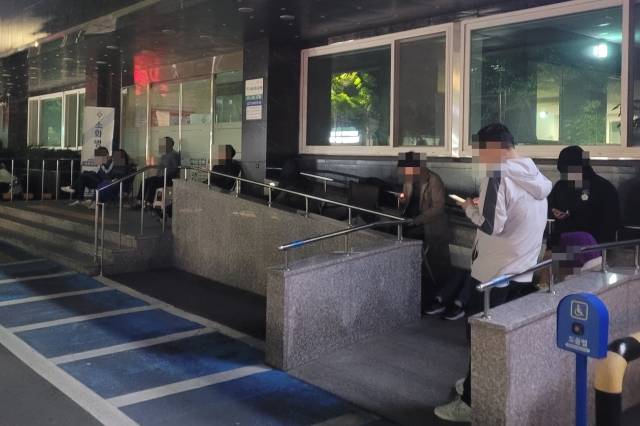 새벽 4시 50분, 문 닫힌 병원 앞에 줄을 서고 있는 사람들. 김판 기자