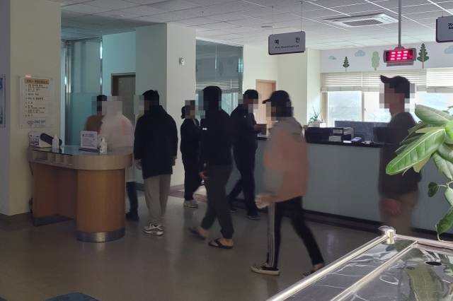 오전 6시, 병원 2층에 있는 기계에서 접수 번호표를 순서대로 받아가고 있다. 김판 기자