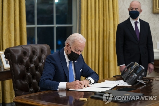 행정명령에 서명하는 조 바이든 미국 대통령