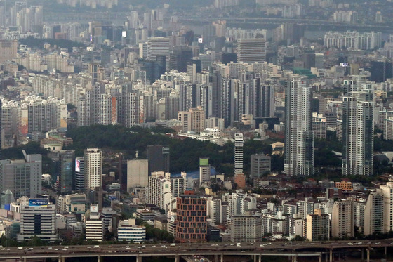 (서울=뉴스1) 민경석 기자 = 서울 아파트값이 2주 연속 내림세를 기록했다. 한국부동산원은 지난 6일 기준 서울 주간 아파트 매매가격이 0.01% 하락했다고 9일 밝혔다.  특히 강남구 삼성동 30평대 아파트가 직전 거래 대비 가격이 7억원 가까이 떨어져 증여성 매매라는 추정이 나오고 있으며, 잠실 대표 단지 역시 약 4억원 가량 내려 실거래 된 것으로 나타났다.  사진은 10일 서울 송파구 롯데월드타워 서울스카이에서 바라본 강남구 일대 아파트 단지 모습. 2022.6.10/뉴스1