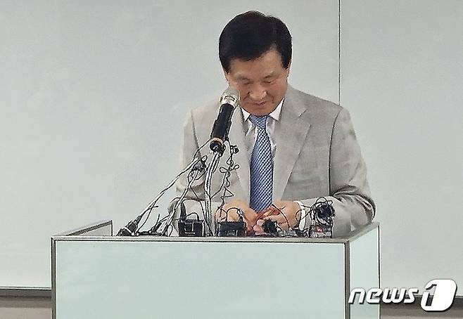 김익래 다우키움 회장이 4일 오후 서울 영등포구 여의도 키움증권 본사에서 대국민 사과 기자회견을 하고 있다.  김 회장은 다우키움그룹 회장직과 키움증권 등기이사장직에서 사퇴하고 다우데이타 주식 140만주를 매각해 현금화한 605억원은 사회에 전액 환원하기로 한다고 밝혔다. 2023.5.4/사진=뉴스1