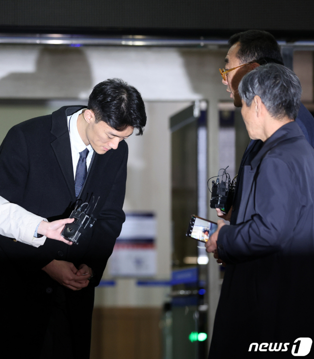 마약 투약 혐의로 체포된 고(故) 전두환씨의 손자 전우원씨가 29일 오후 서울 마포경찰서를 나서며 5·18 부상자회 등 유족·피해자들에게 사과하고 있다. /사진=뉴스1