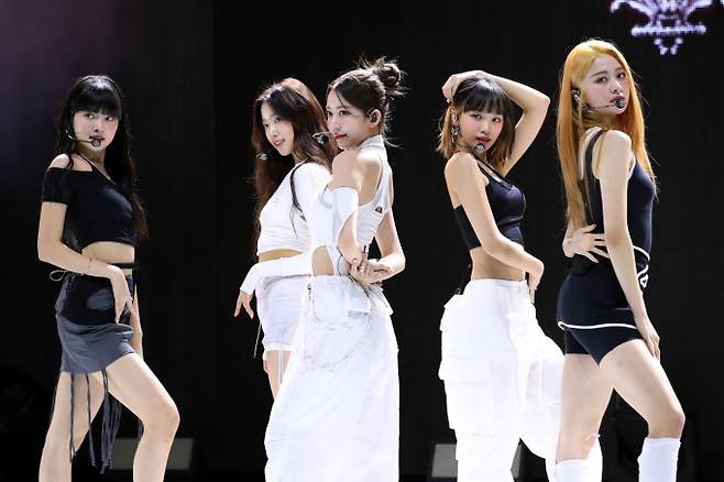 르세라핌이 글로벌 음원 차트 스포티파이에서 자체 최고 기록을 세웠다. 사진은 지난해 10월 서울 서대문구 연세대 백주년기념관에서 열린 미니 2집 '안티프래자일'(ANTIFRAGILE) 발매 미디어 쇼케이스에 나섰던 르세라핌. /사진=뉴시스