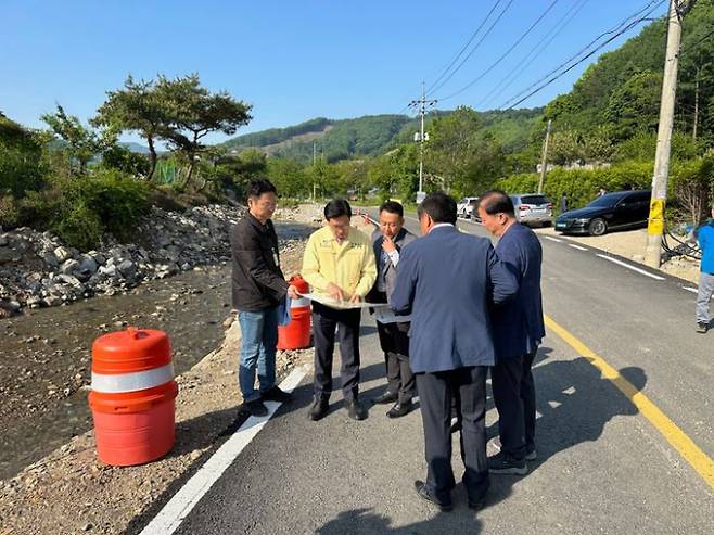 전진선(왼쪽 두번째) 양평군수가 피해복구 현장을 찾아 점검을 실시하고 있다. / 사진제공=양평군