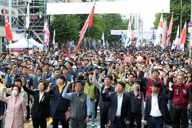 13일 광주 동구 금남로에서 열린 5·18 민주화운동 43주년 범국민대회에서 참가자들이 '님을 위한 행진곡'을 부르고 있다. 연합뉴스