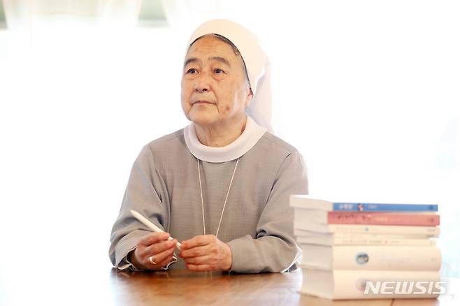 [서울=뉴시스] 박진희 기자 = 이해인(클라우디아) 수녀가 지난 10일 서울 용산구 올리베따노 성베네딕도 수녀회 ‘성분도 은혜의 뜰’에서 인터뷰를 하고 있다. 지난 2일 한국가톨릭문학상 심사위원단은 본상 수상작 이해인 수녀의 '꽃잎 한 장처럼'을 선정했다. 2023.05.13. pak7130@newsis.com